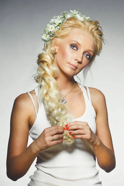 Kalın sarı saçları ve doğal temiz cilt olan kadın portresi. Kafasına çelenk ile güzel kız. — Stok fotoğraf
