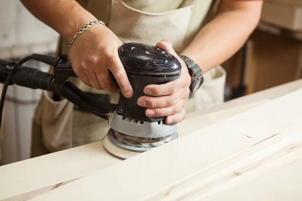 Rectificadora excéntrica hace pulido de madera de tablón de barra — Foto de Stock