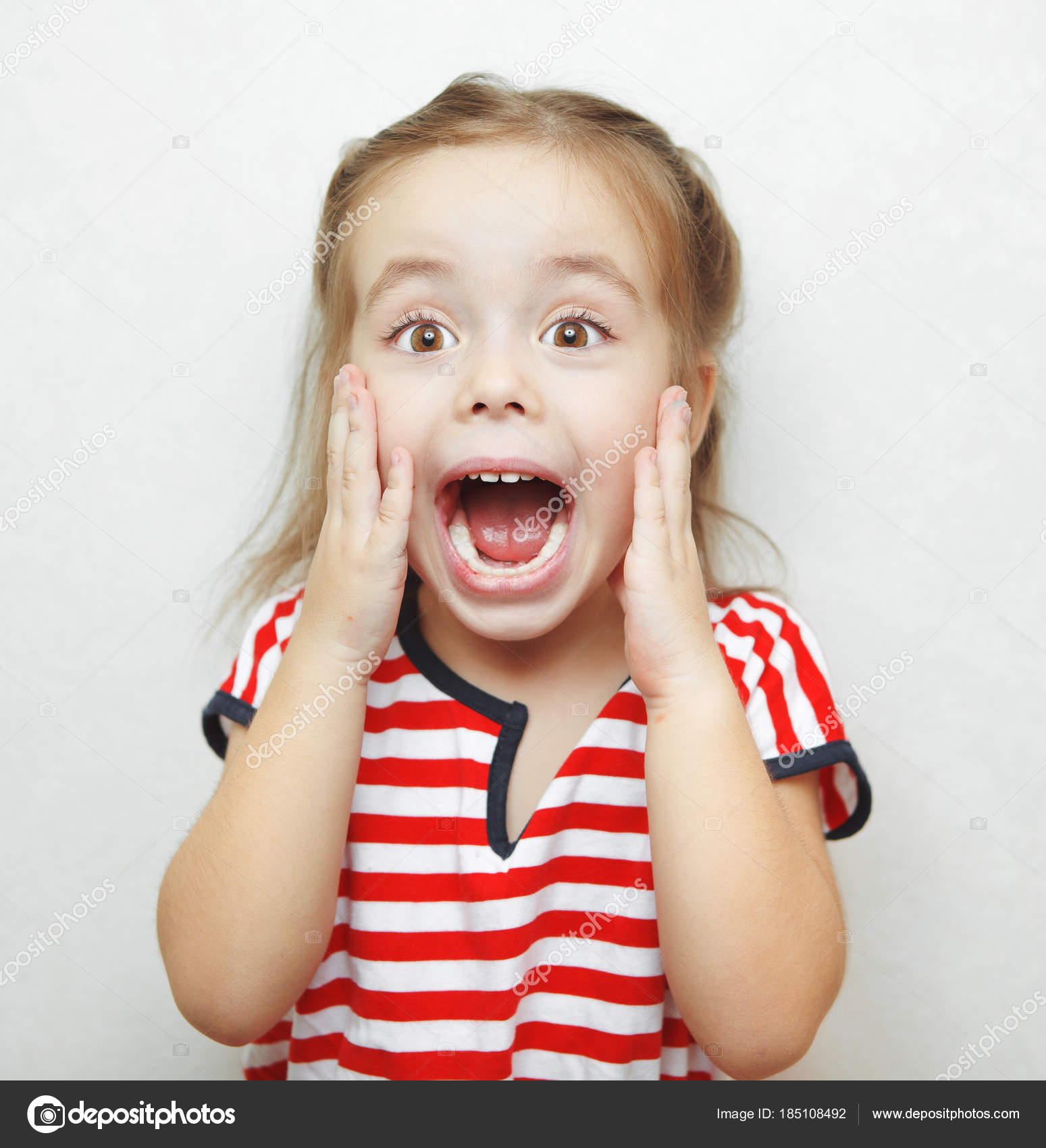 маленькая девочка открытый рот. девочка открыла рот стоковое. девочка открыла рот. фотография ребенка с ларингоспазмом. маленькая девочка с большим ртом.