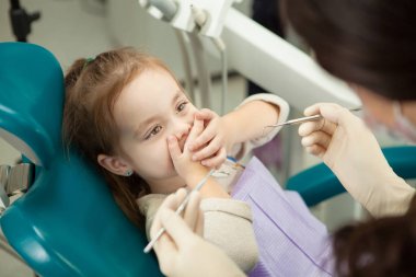 Çocuk prosedürü korkuyor elleriyle ağzını kapatır