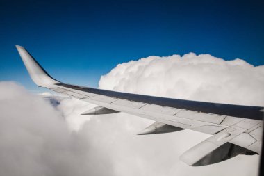 pencere Lombar güzel manzara. bir arka plan mavi gökyüzü ve bulutlar uçakta kanat.