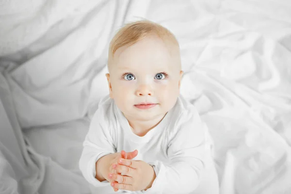 Bebê encantador com grandes olhos gentis retrato de cima — Fotografia de Stock