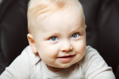 Hoş bir sürpriz bebek çocuk geniş açık ağzı ve gözleri