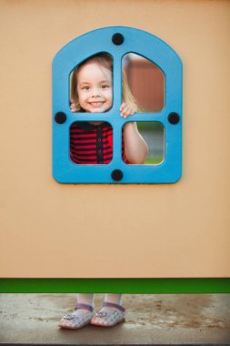 mutlu bebek anaokulunda. okul öncesi grup çocukta aygıt gelmek.