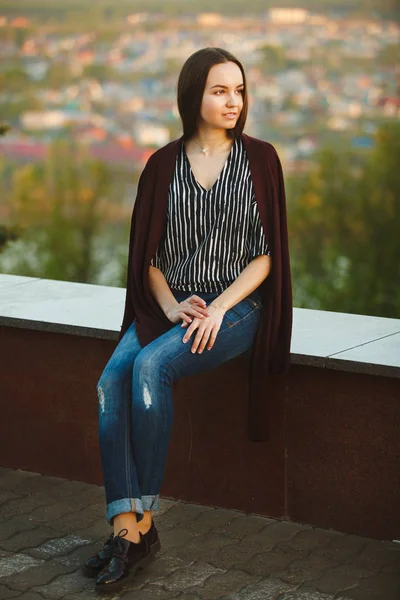 Jovem em uma camisola longa, blusa e jeans. retrato vertical de mulher bonita . — Fotografia de Stock