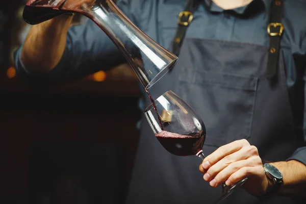 Şarap garsonu karıştırma kabından bardağa şarap dolduruyor. Erkek garson. — Stok fotoğraf