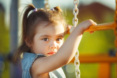 Oyun parkında oynayan sevimli küçük çocuk.