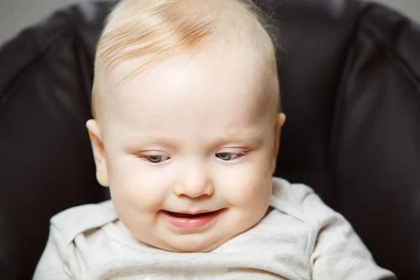 Babyjongen met engelachtige blik en mooie ogen portretfoto — Stockfoto