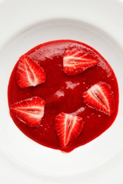 ön adet çilek berry reçel üzerinde beyaz tabak içinde vurdu. lezzetli ve renkli tatlı için arka plan.