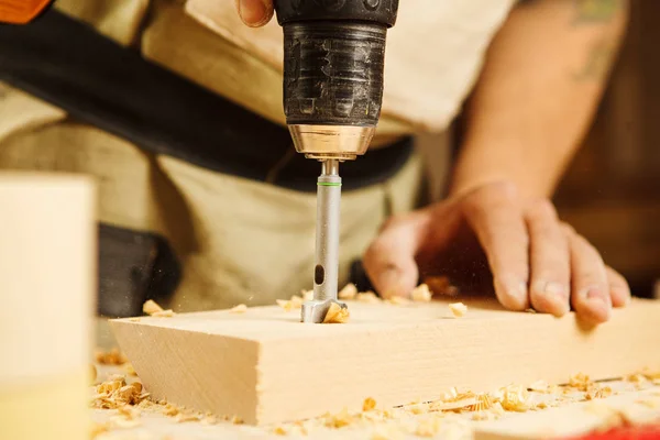 Holzbohrmaschine in der Hand Bohrung Loch in Holzstange — Stockfoto