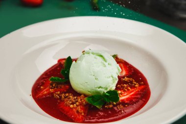 dondurma plaka kırıntıları ile serpilir. bir yaz tatlı yapma süreci.