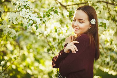Temiz Cilt yakınındaki çiçek açan bir elma ağacı olan kadın. Bahar park kız portresi.