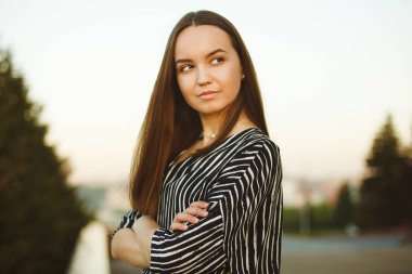 silah ile genç kız portresi geçti.