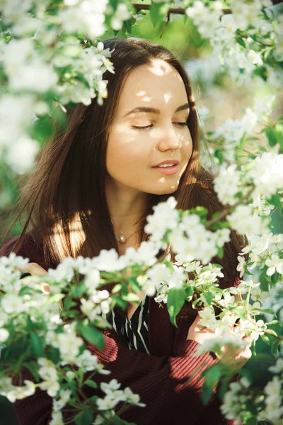 꽃 사과 나무 근처 깨끗 한 피부를 가진 젊은 여자. 공원에서 여자의 부드러운 초상화. — 스톡 사진