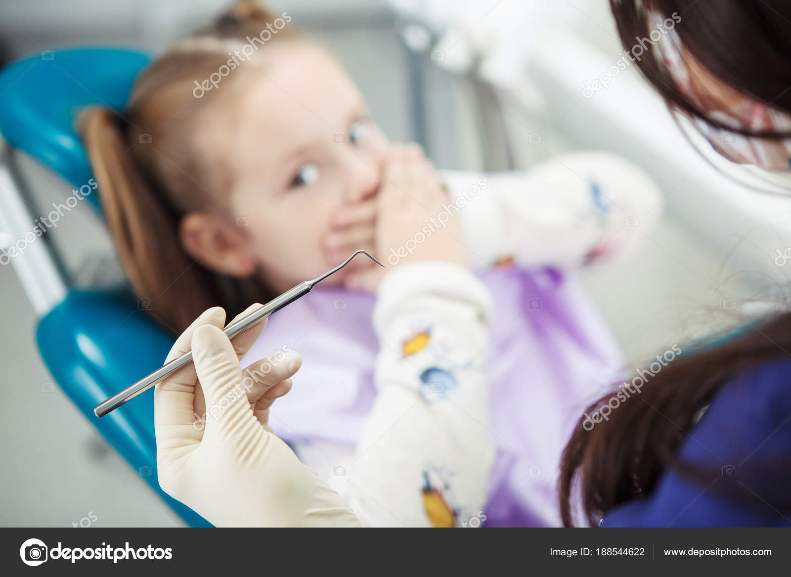 Врач напугать ребенка. Ребенок в стоматологическом кресле. Ребенок боится стоматолога. Ребенок в кресле стоматолога боится. Ребёнок улыбается в стоматологическом кресле.