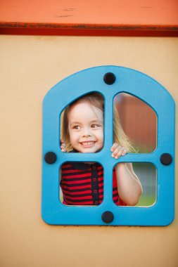 mutlu bebek anaokulunda. okul öncesi grup çocukta aygıt gelmek.