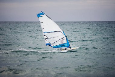 gemide denizde yüzen adet Rüzgar Sörfü.