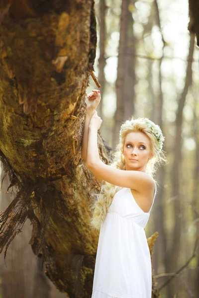 Bionda donna stand in bianco abito da albero . — Foto Stock