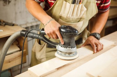 Ahşap, tahta parlatma. Eksantrik taşlama yapar