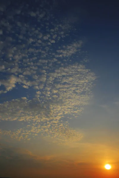 Laranja sol no fundo cirrus nuvens . — Fotografia de Stock