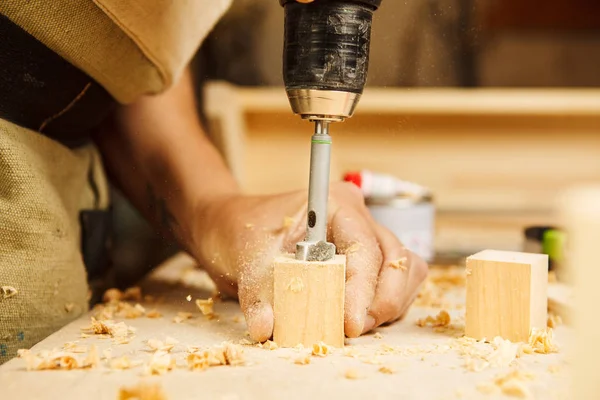 Foratura di legno in mano foro di perforazione in barra di legno — Foto Stock