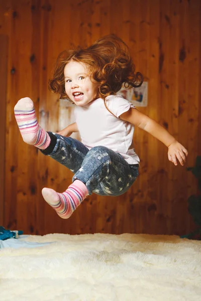 Bebê engraçado pulando na cama . — Fotografia de Stock