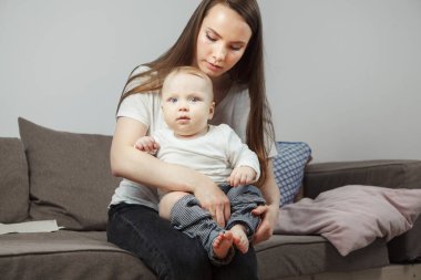 Anne üzerinde ellerini ona elbise değişecek onun favori çocuk tutar..