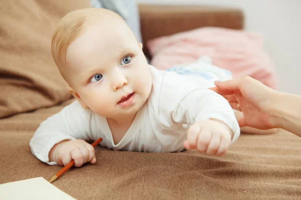 Concentrato giovane bambino imparare disegnare. Baby tenere la matita in mano — Foto Stock