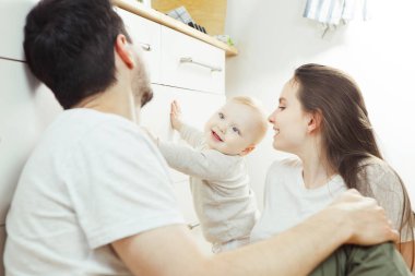 Bebek standları elini komodinin üzerinde tutarak gülümseyen