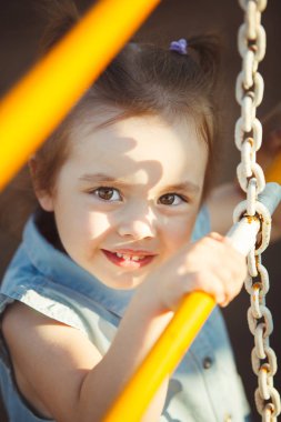 Oyun parkında oynayan sevimli küçük çocuk.