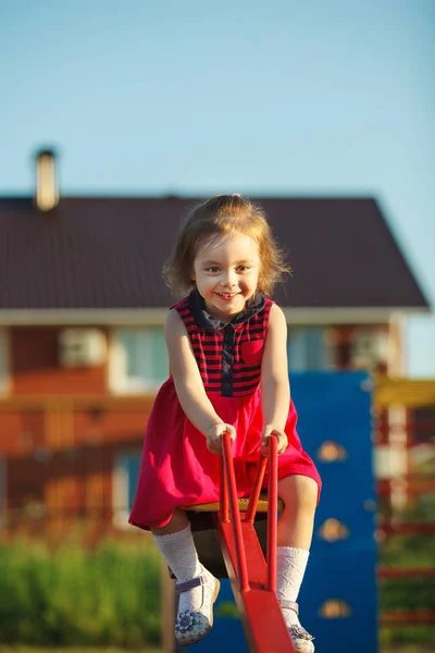 시 소에 행복 한 아이입니다. joyfil 놀이터에서 어린 소녀. — 스톡 사진