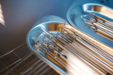Metal el ile diş hekimi araçlar için yordamlar metal tabak