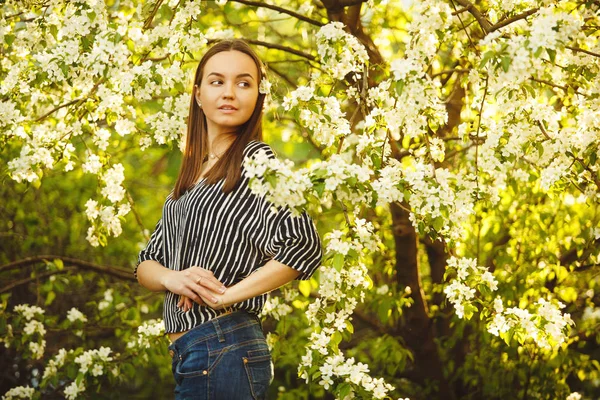 꽃 사과 나무 근처 깨끗 한 피부를 가진 젊은 여자. 공원에서 여자의 초상화. — 스톡 사진