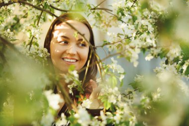 Temiz Cilt yakınındaki çiçek açan bir elma ağacı olan kadın. Bahar park kız portresi.