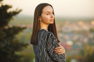 zarif bakmak şirin ve güzel kızlar. gün batımında genç kadın portresi.