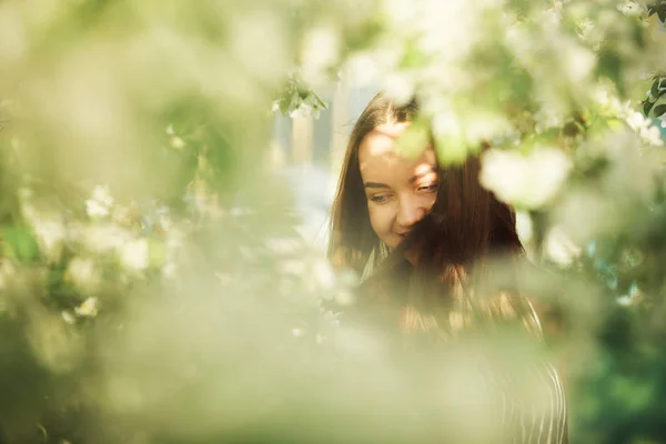 Retrato de mulher sorridente e feliz perto de folhagem de árvores . — Fotografia de Stock