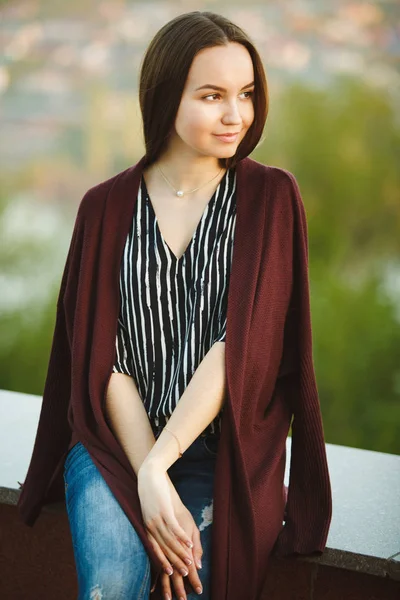 Jovem em uma camisola longa, blusa e jeans. retrato vertical de mulher bonita . — Fotografia de Stock