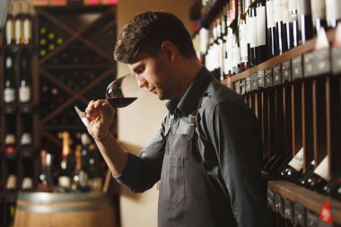 Barmen mahzende standları ve şarap cam kokuyor