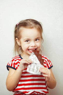 Genç yaşta çikolata yeme Bayan içinde folyoya sarılmış