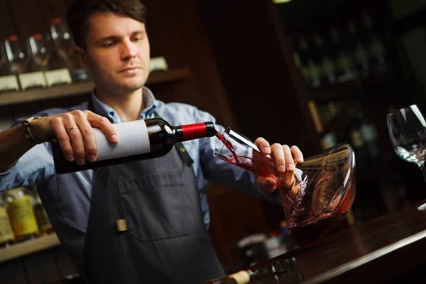 Sommelier verter vino en el vaso de decantador. Camarero masculino — Foto de Stock