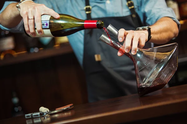 Сомельє наливає червоне вино в карафе, щоб зробити ідеальний колір — стокове фото