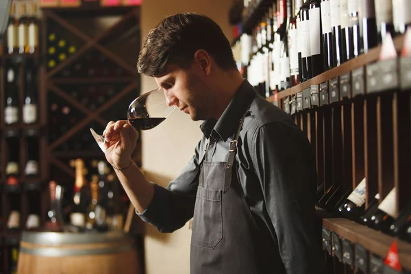Barmen mahzende standları ve şarap cam kokuyor