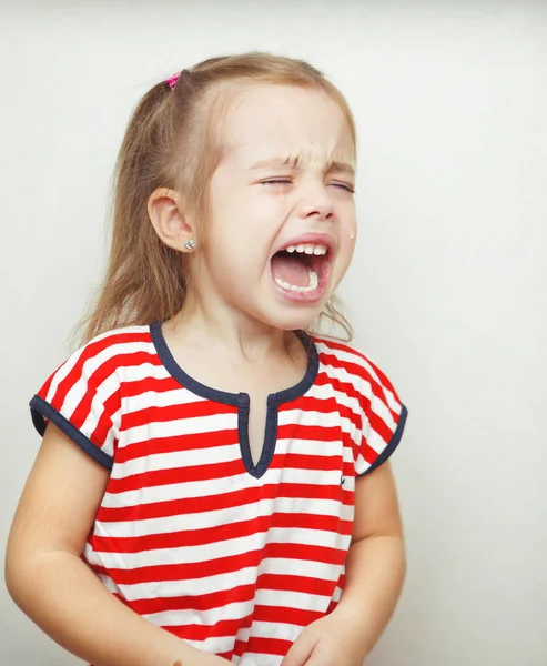 Дитина зі сльозами падає вниз дівчатами молодим обличчям. гучний плач дитини . — стокове фото