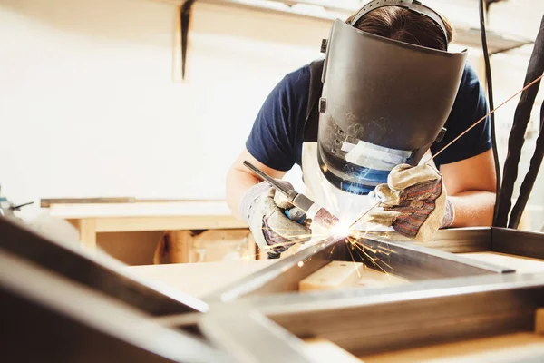 Male in face mask welds with argon-arc welding — Stock Photo, Image