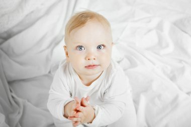 Yukarıdan büyük gözlerin portre sevimli bebek