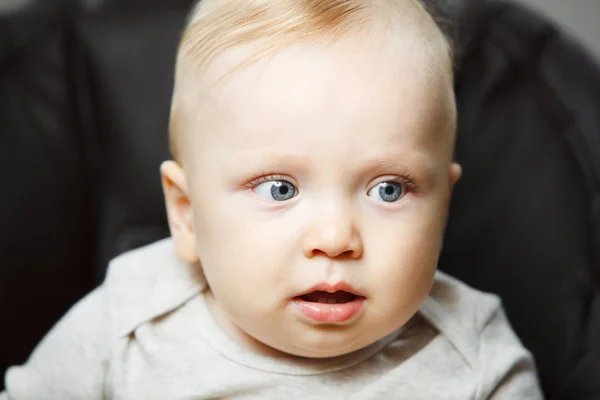 Schattig baby met mollige wangen en grote ogen — Stockfoto