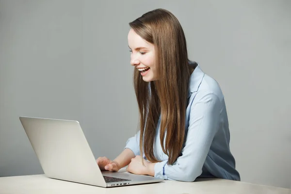 A klasszikus ing lány ül a laptop, és a nevet — Stock Fotó