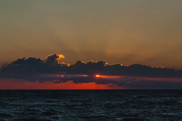 Auringonlasku merenpohjassa. ilta kesä maisema sininen taivas ja pilvet. tulevaisuuden ja loman suunnittelu . — kuvapankkivalokuva