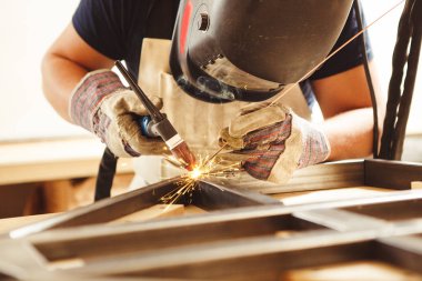 Yüz maskesi kaynaklı erkek argon-ark kaynaklı.