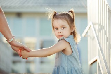 kızı tutan el anneler ve geri dönüyor.